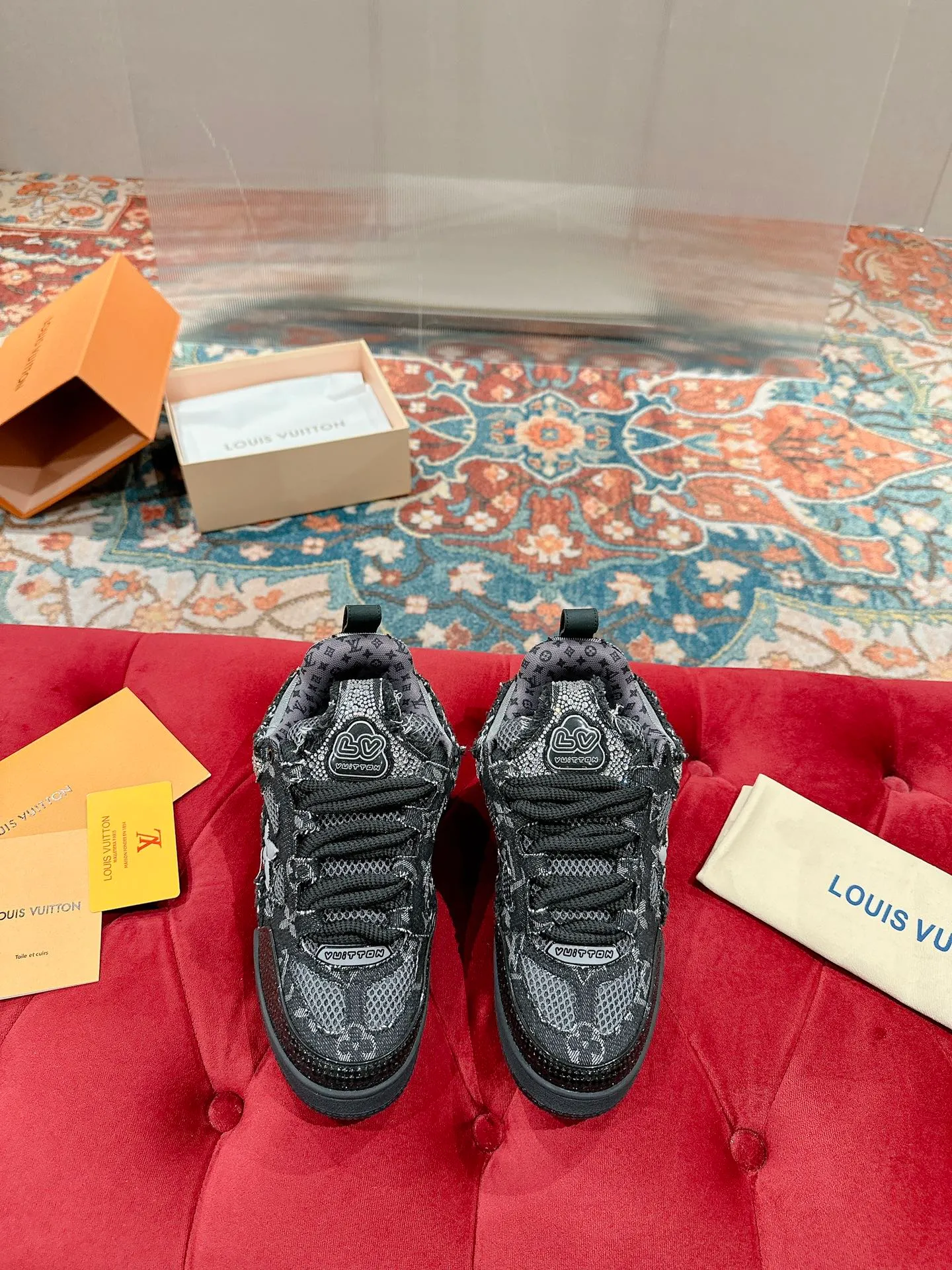 👟👟Ex-factory price 800👟👟 Louis Vuiton·Louis Vuitton🍀 🍀 LV Skate series bread shoes-skateboard shoes-basketball shoes-casual sports shoes top version🔝original purchase, development and production👍🏻[Fireworks] LV Skate has continued The View professional skateboard shoes since 2020. This style continues the fat version of the 90s. Designers added playful touches such as an open mesh tongue and exaggerated laces that pay homage to Axion, es and DC. Unlike your typical skate shoe, this LVSK8 sneaker is made from nubuck leather with TPU trim and Monogram texture. Finally, there are the logos on the heel and tongue as well as the floral pattern on the side. ☑️ Fabric: Original customized first-layer cowhide + breathable mesh ☑️ Lining: Original imported breathable mesh ☑️ Size: Female 35-40 Male 39-44 (Female 40, Male 45.46 customized, non-refundable)